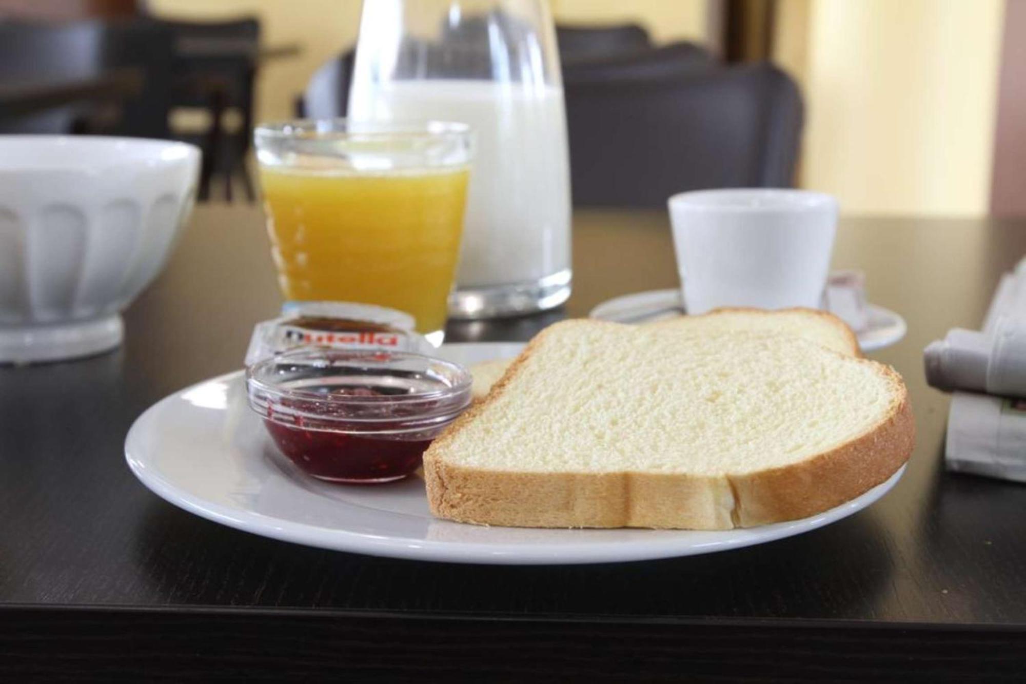 Bias  Brit Hotel Confort Villeneuve Sur Lot מראה חיצוני תמונה