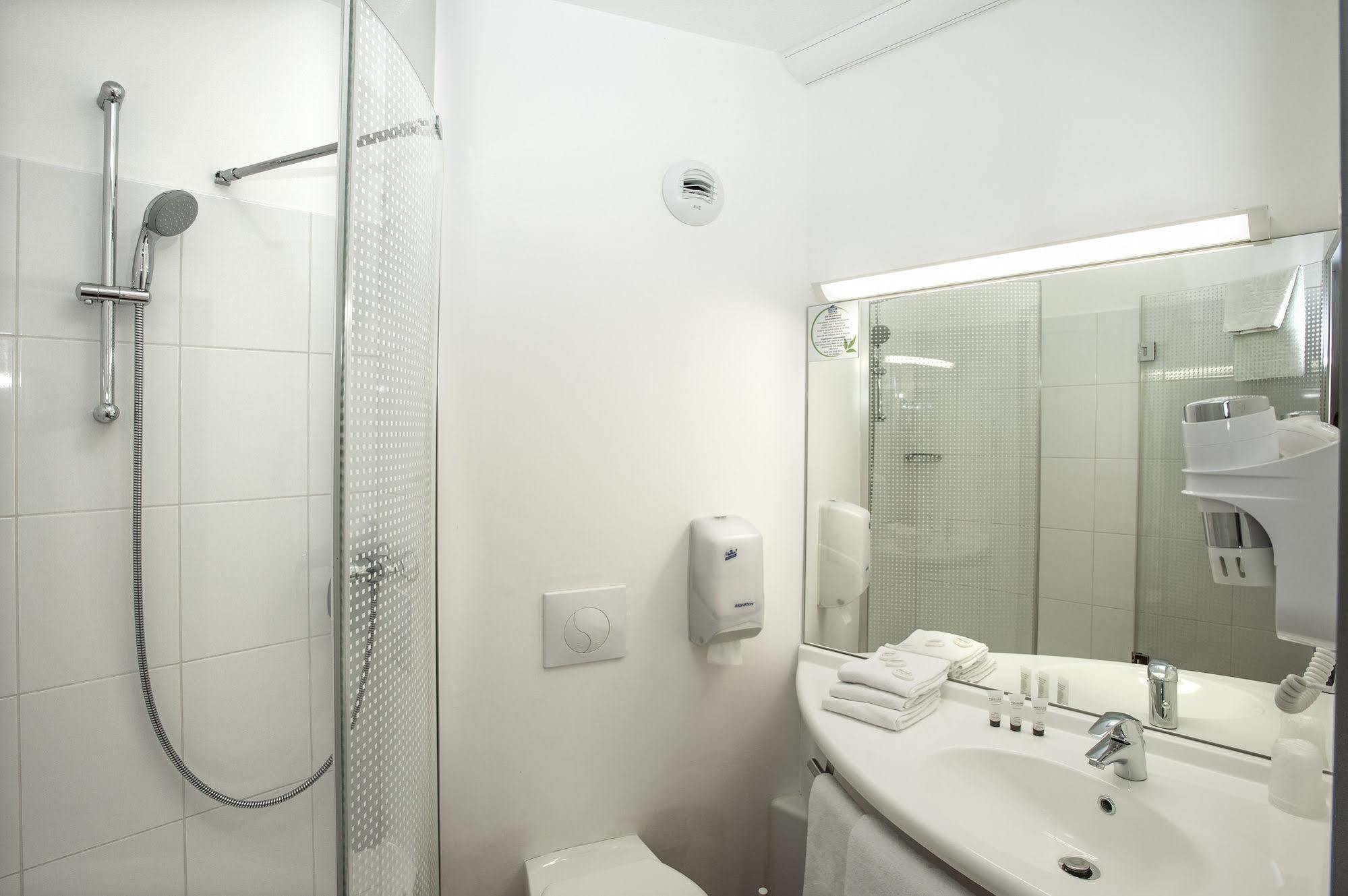 Bias  Brit Hotel Confort Villeneuve Sur Lot מראה חיצוני תמונה